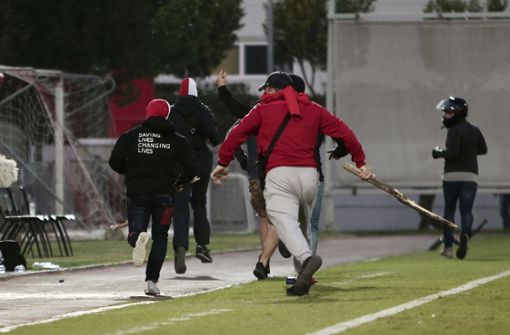 Die Hooligans stürmten in den Gästeblock der Bayern-Fans. Das Spiel wurde unterbrochen. Foto: dpa/Uncredited