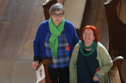 Die Gesichter der Ludwigsburger Vesperkirche: Gisela Vogt und Bärbel Albrecht geben den Kochlöffel weiter. Foto: Martin Windhab