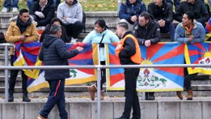 Die Proteste von Tibet-Aktivisten bei der Premiere der chinesischen U20-Kicker in Deutschland belasten die Kooperation mit dem DFB. Foto: dpa