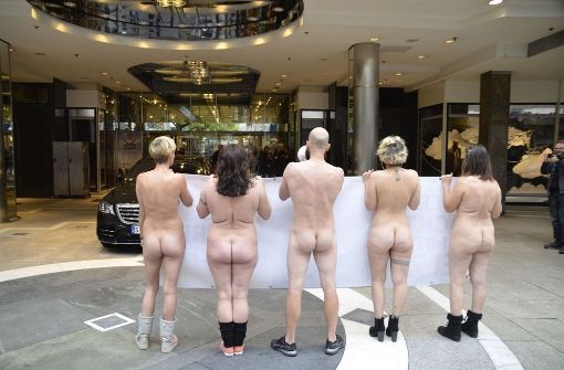 „Lieber nackt als Pelz tragen“, sagen die Tierschützer, die vor einigen Tagen vor Breuninger in Stuttgart demonstriert haben. Foto: Andreas Rosar/Fotoagentur-Stuttgart