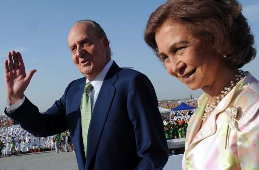 Seit fast 40 Jahren sitzt König Juan Carlos auf dem spanischen Thron. An seiner Seite: Königin Sofía. Laut einer Umfrage wünschen sich zwei Drittel der Spanier, der König möge das Zepter an seinen Sohn Felipe weitergeben. Bisher hatte sich Juan Carlos strikt geweigert, am Montag kam nun die überraschende Nachricht: Der König dankt ab. Foto: dpa