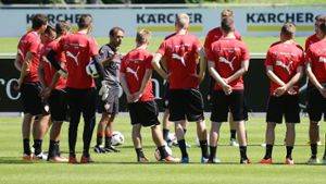 Die Profis vom VfB Stuttgart haben am Donnerstagvormittag zum ersten Mal mit ihrem neuen Coach Jos Luhukay trainiert. Wir haben die Bilder. Foto: Pressefoto Baumann