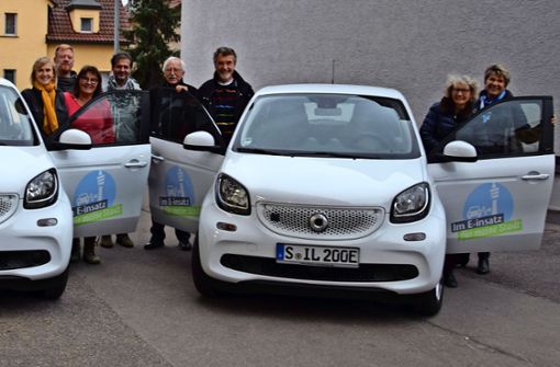 Die Mitarbeiter des GPZ und die Vertreter der Ilm freuen sich über die neuen Elektroautos. Foto: Alexandra Kratz
