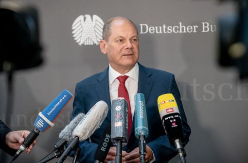 Olaf Scholz (SPD), Bundesminister der Finanzen, spricht zu Reportern nach einer Sitzung des Bundestags-Finanzausschusses zum Wirecard-Skandal. Foto: dpa/Michael Kappeler
