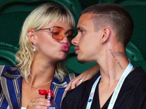 Mia Regan und Romeo Beckham tauschten in Wimbledon Küsse aus. Foto: Imago Images/Shutterstock