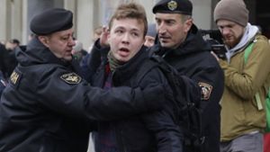 Die weißrussische Polizei verhaftet den Journalisten Roman Protassewitsch. Am Montagabend haben die belarussischen Behörden seine Festnahme bestätigt. Foto: dpa/AP/Sergei Grits