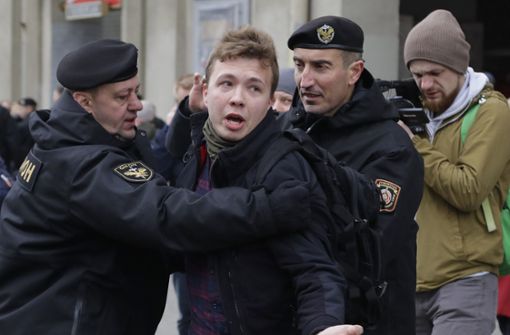 Die weißrussische Polizei verhaftet den Journalisten Roman Protassewitsch. Am Montagabend haben die belarussischen Behörden seine Festnahme bestätigt. Foto: dpa/AP/Sergei Grits
