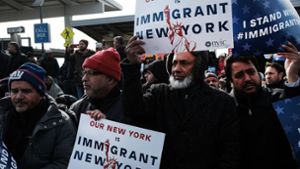In New York protestieren Menschen gegen den Einreistopp der USA, nun hat ein US-Bundesrichter vorerst den Bann gestoppt. Foto: Getty
