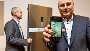 Im Zentrum für Digitalisierung  in Böblingen forschen Alexander Rossmann (rechts) und Claus Hoffmann auch an neuen Anwendungen für Kühlschränke. Foto: factum/Granville