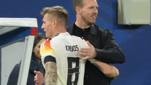 Sieg in Lyon: Ein überglücklicher Julian Nagelsmann gratuliert Toni Kroos zum Sieg gegen Frankreich. Foto: IMAGO/Schüler