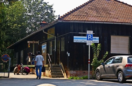 Die Mitarbeiter der Neuen Arbeit reparieren in der Fahrradstation am Möhringer Bahnhof kaputte Drahtesel. Foto: Alexandra Kratz