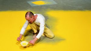 Wolfgang Laib siebt stets  selbst sein Pollenfeld vor Beginn einer Ausstellung aus. Diese Aufnahme entstand vor 30 Jahren im Centre Pompidou Foto: /Wolfgang Laib