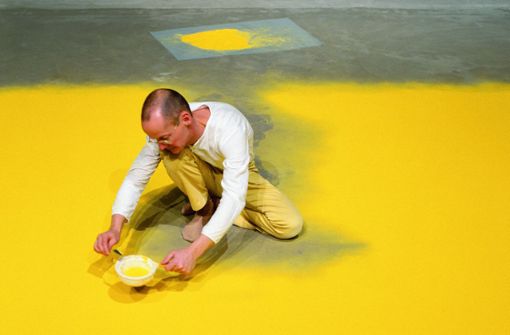 Wolfgang Laib siebt stets  selbst sein Pollenfeld vor Beginn einer Ausstellung aus. Diese Aufnahme entstand vor 30 Jahren im Centre Pompidou Foto: /Wolfgang Laib