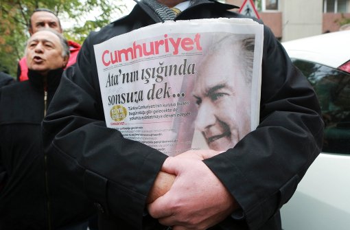 Gegen die Festnahme des Chefredakteurs der Oppositions-Zeitung „Cumhuriyet“, Murat Sabuncu, regt sich vorsichtiger Protest  in Ankara. Foto: AFP
