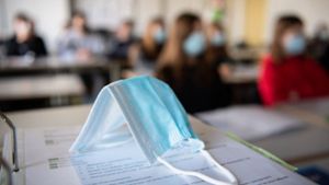 In einigen Schulen im Südwesten könnte schon bald die Maskenpflicht teilweise oder ganz wegfallen. (Symbolbild) Foto: dpa/Matthias Balk
