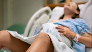 Fast jeder dritte Mutter fühlt sich laut einer Umfrage vom medizinischen Personal bei der Geburt vernachlässigt. Foto: AdobeStock/