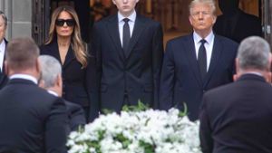 Melania Trump gemeinsam mit Sohn Barron und Ehemann Donald auf der Beerdigung ihrer Mutter Amalija Knavs. Foto: imago/USA TODAY Network
