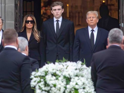 Melania Trump gemeinsam mit Sohn Barron und Ehemann Donald auf der Beerdigung ihrer Mutter Amalija Knavs. Foto: imago/USA TODAY Network