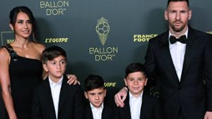 Was für eine schöne Familie: Lionel Messi brachte zur Preisverleihung in Paris nicht nur seine Frau, sondern auch die drei Söhne mit. Foto: IMAGO/PanoramiC