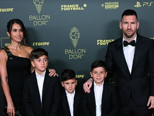 Was für eine schöne Familie: Lionel Messi brachte zur Preisverleihung in Paris nicht nur seine Frau, sondern auch die drei Söhne mit. Foto: IMAGO/PanoramiC