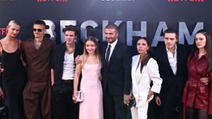 Der Beckham-Clan (von links): Mia Regan mit ihrem Freund Romeo, Cruz, Harper, David, Victoria, Brooklyn und Nicola Peltz. Foto: AFP/HENRY NICHOLLS