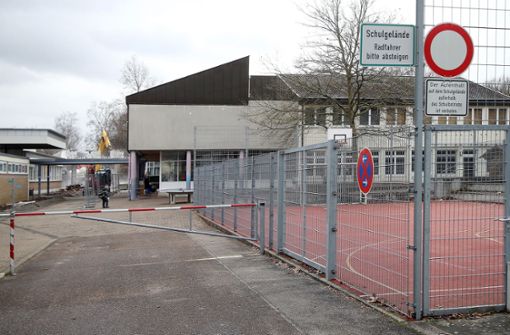 Das Schulgelände ist sicher, aber vor der Schule an der Forststraße entstehen gefährliche Situationen. Foto: Ralf Poller//avanti