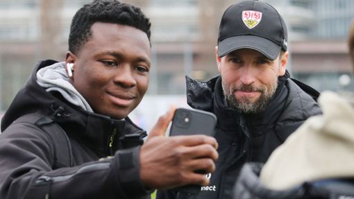 Die VfB-Fans freuen sich über die Vertragsverlängerung von Sebastian Hoeneß. Foto: Pressefoto Baumann/Julia Rahn