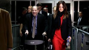 Harvey Weinstein (Mitte l), Filmproduzent aus den USA, verlässt 2020 den Gerichtssaal. Foto: Richard Drew/AP/dpa