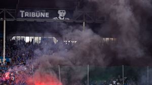 Fans vom SV Waldhof lieferten sich eine Massenschlägerei mit Anhängern des KSC (Symbolbild). Foto: Bongarts