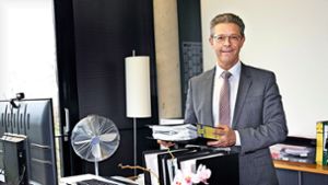 Armin Elbl ist im Aufbruch: Die letzten Ordner in seinem Büro im Wernauer Rathaus werden noch sortiert. Foto: Ines Rudel