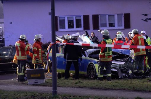 Die Polizistin musste von der Feuerwehr aus ihrem Wagen befreit werden. Foto: 7aktuell.de/Alexander Hald/7aktuell.de | Alexander Hald