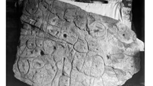 Die Steintafel von Saint-Bélec in der Bretagne: Die Darstellung eines Herrschaftsgebietes wird auf 4000 Jahre geschätzt.  alt. Foto: Archives departementales du Finistere/AFP