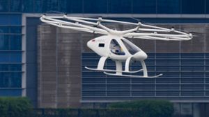 Der sogenannte Volocopter 2X sieht aus wie eine Mischung aus kleinem Hubschrauber und großer Drohne. Foto: AFP/ROSLAN RAHMAN