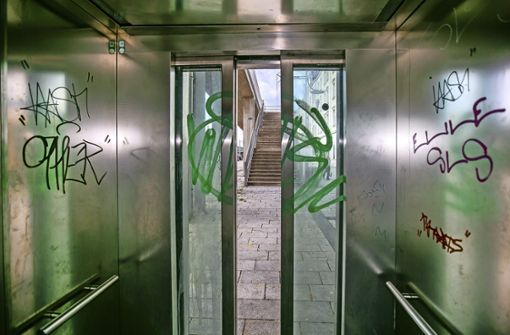 Der Vandalismus am Pliensau-Aufzug ist ein Angriff auf die Barrierefreiheit. Foto: Roberto Bulgrin