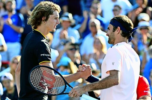Rivalen auf dem Platz – neben dem Platz im gleichen Team: Alexander Zverev (links) und Roger Federer. Foto: dpa