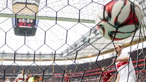 Der Ball zappelt im Netz. Beim 5:4-Erfolg des VfB Stuttgart bei Eintracht Frankfurt regiert das Spektakel. Foto: Bongarts
