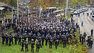 Die Polizei stoppte die Fans auf dem Weg zum Stadion. Foto: Andras Rosar/Fotoagentur Stuttgart (Archiv)