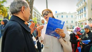 Souad Abderrahim  wirbt im Zentrum von Tunis um Stimmen für die Kommunalwahlen in Tunesien. Was aber halten junge Tunesier von der neuen Politik  und wie sieht so ein Wahlkampf in Tunis genau aus? Das zeigen wir in unserer Bildergalerie – klicken Sie sich durch! Foto: Eglau