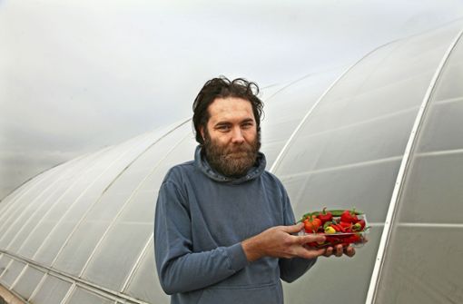 Chili-Kenner Alexander Hicks vor seinen Gewächshäusern. Schärfe kann durchaus feinschmecker-kompatibel sein, sagt er. Foto: Lutz Igiel