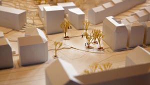 Die Architekten tüfteln noch daran, wie der Stöckachplatz (im Modell mit den Bäumen) und die Neubauten dahinter einmal aussehen werden Foto: Lichtgut/Leif Piechowski