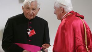 Die Brüder Georg (l) und Joseph Ratzinger 2006 in Marktl am Inn. Foto: AFP/JOHN MACDOUGALL