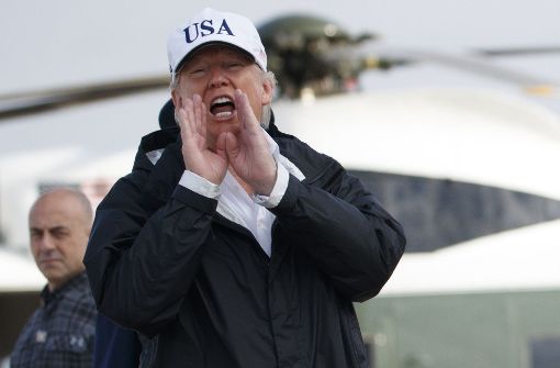 Donald Trump, hier bei einem Besuch im Hochwassergebiet in Florida, ist offensichtlich bereit, auf die Demokraten zuzugehen. Foto: AP