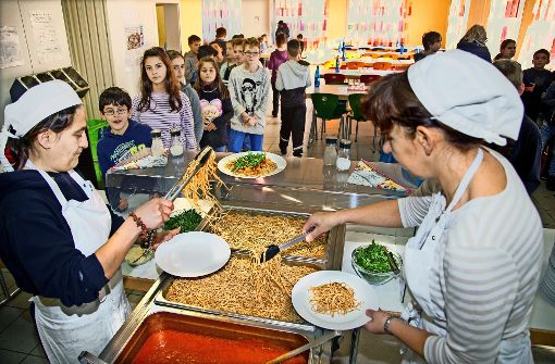 Sobald  die Kinder ihr Essen in Empfang genommen haben, sind alle Plätze der provisorischen Mensa der Tegelbergschule in Geislingen besetzt. Foto: Ines Rudel