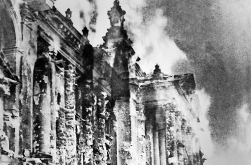 Am Ende lag alles  in Trümmern: ein Soldat vor dem brennenden Reichstag in Berlin. Die Rote Armee hatte  den Auftrag erhalten, das Gebäude als Symbol des Sieges zu erobern. Foto: imago/Itar Tass