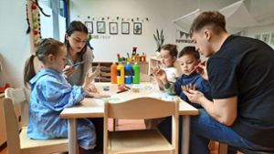 Auch im Fellbacher Zwergenzügle dürfen die Kinder für  Muttertag kreativ werden – so wie hier beim Fingerfarben malen mit den  Erziehern Albana Abazi und Christian Weisgerber. Foto: Herrmann