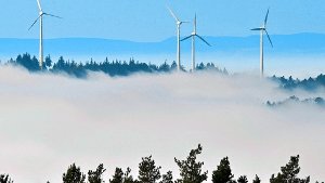 Windräder drehen sich auf einer Anhöhe im Schwarzwald bei Freiburg. Foto: dpa