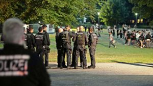 Vor dem Schorndorfer Schloss zeigte die Polizei nach Ausschreitungen während der Schowo 2017 verstärkte Präsenz. 2018 wird im Schlosspark wegen der Gartenschau-Vorbereitungen nicht mehr gefeiert. Foto: dpa