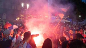 Serbische Fußballanhänger zünden Feuerwerkskörper Foto: 7aktuell.de/ Gruber