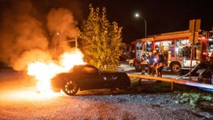 Die Feuerwehr ist zu einem brennenden Opel GT ausgerückt. Foto: 7aktuell.de/Simon Adomat