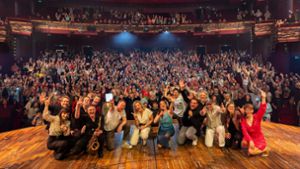 Ein Gruppenfoto bei „Mamma Mia meets Udo Jürgens“ im Apollo-Theater vor dem Zugabenteil. Foto: /Iris Steger